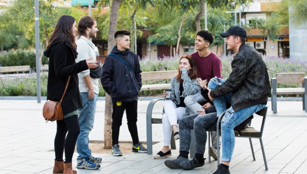 Amb el programa d'educació en el medi obert, es fa treball comunitari amb joves als espais públics 