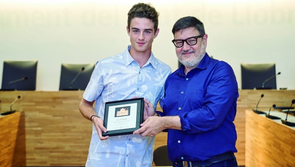 L'alcalde del Prat, Lluís Mijoler, amb el patinador Nil Llop 
