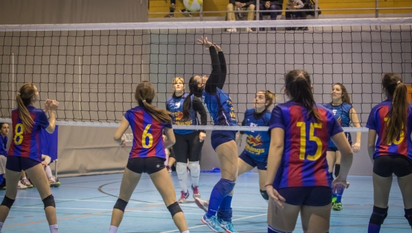 Jugadores de vòlei  practicant esport en edat escolar.