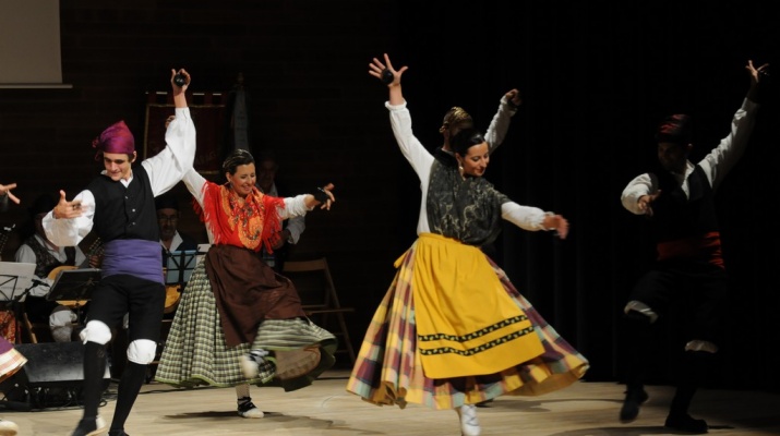 Hombres y mujeres bailando jota