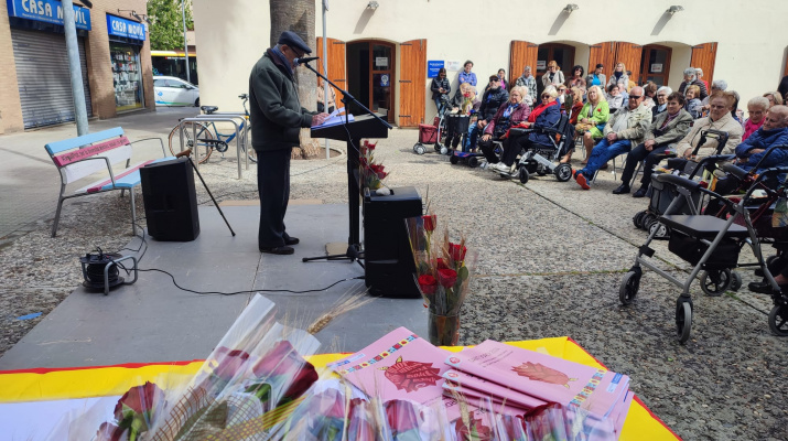 Lectura dels relats i poemes de la gent gran, a la plaça de l