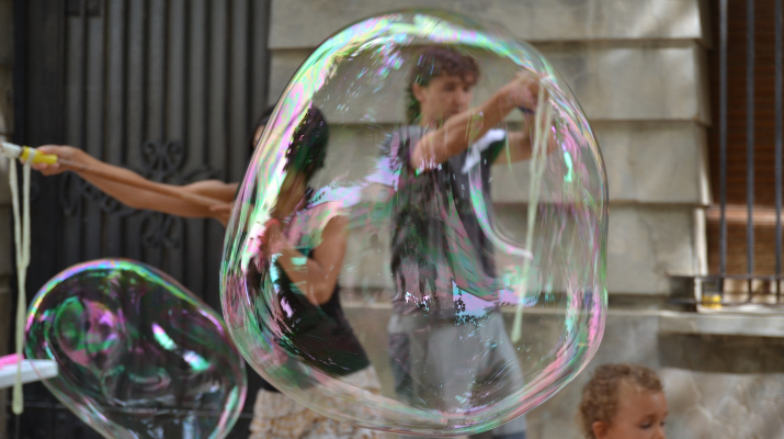 Tardes en família: taller de bombolles