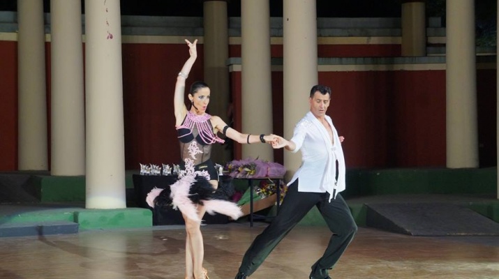 Balls llatins en parella