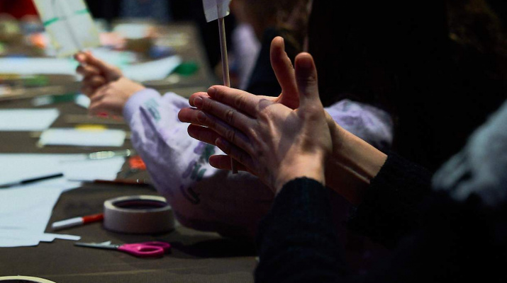 Entre taules famílies