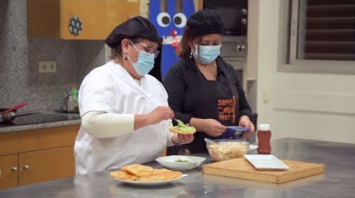 La Cuina del Ribera: "enchiladas salvadoreñas" amb la Maria Elena i l'Evelyn d'ASCA