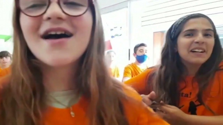 6è canta: 6è de l'Escola Joan Maragall canta el missatge de 6è de l'Institut Escola del Prat