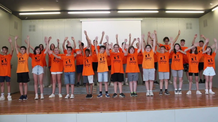 6è canta: 6è A de l'Escola Sant Jaume canta el missatge de L' Escola d'Arts en Viu