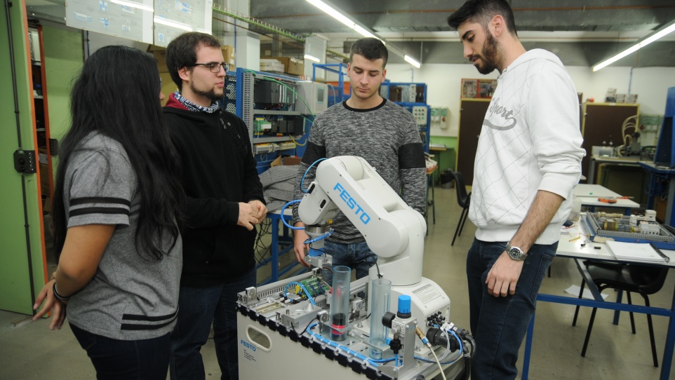 Imatge d'alumnat de l'FP Dual