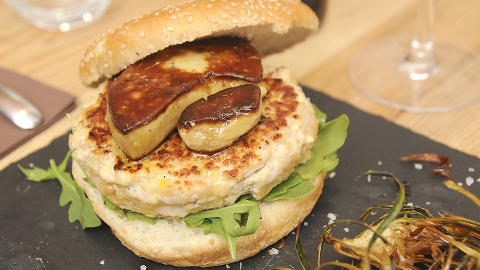 Hamburguesa pota blava amb escalopa de foie i rúcula acompanyada de chips de carxofa