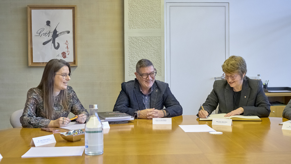 Visita consellera Educació a Pepa Colomer