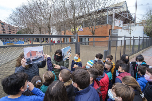 Les tècniques de l'Arxiu expliquen a l'alumnat com havia estat la seva escola en el passat
