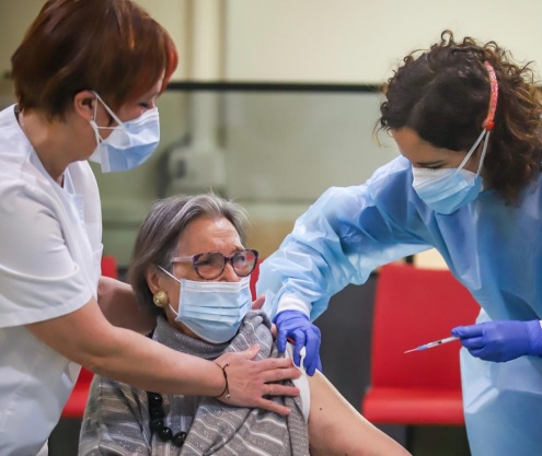 Elena Ruiz Nebot, de 88 anys, rep la vacuna contra la covid, a la residència municipal de gent gran Penedès, on viu.