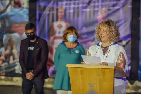 Carlota Dobaño Lázaro llegint el pregó de la Festa Major del 2021