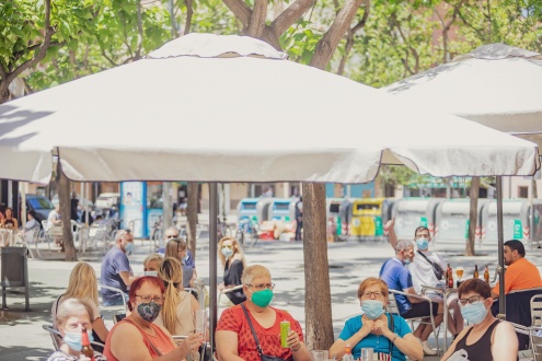 Dones assegudes en una terrassa de la Zonilla