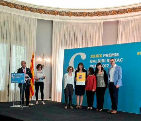 La directora de l'escola en el moment de rebre el premi.