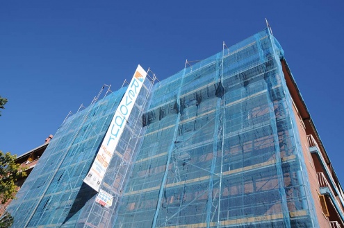 Rehabilitació de la façana d'un edifici del Prat que va rebre subvencions l'any passat.