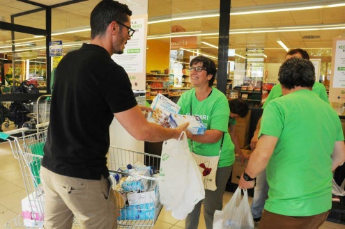 Recollida d'aliments per al Punt Solidari.
