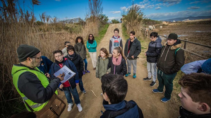 Alumnes escoltant les explicacions d’un tècnic del Consorci dels Espais Naturals.