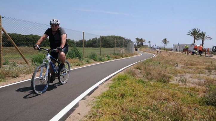 Un ciclista circulant pel nou carril. Un ciclista circulant pel nou carril.
