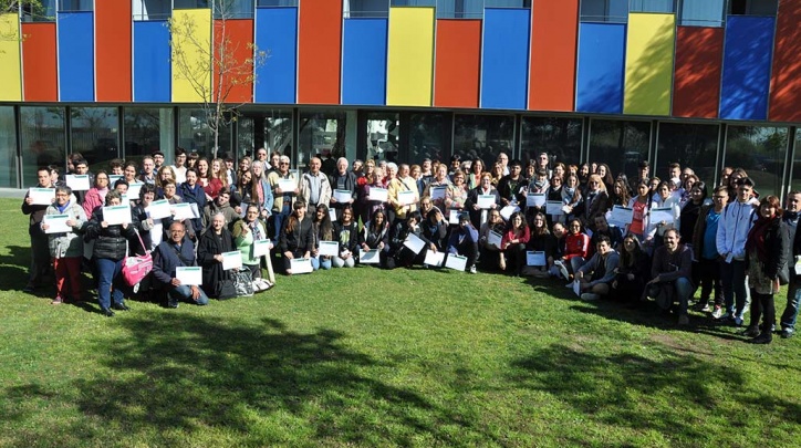 Estudiants i prsonees adultes participants en la darrera edició del Connecta Jove, davant l'edifici de Fundesplai.