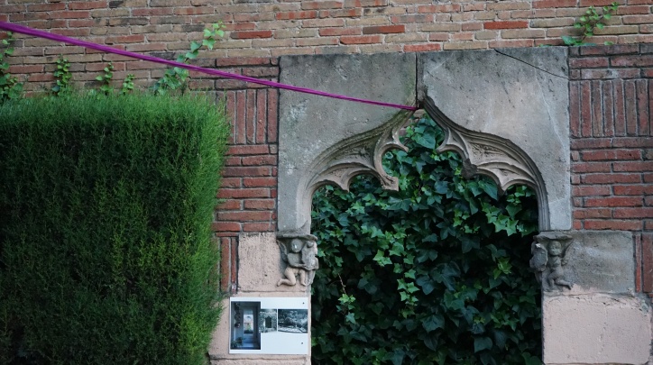 Jardins de Torre Muntadas amb intervencions de Glòria Tormo i Biel Llinàs-Ada Fuentes. Fotografia d'Ada Fuentes. Jardins de Torre Muntadas amb intervencions de Glòria Tormo i Biel Llinàs-Ada Fuentes. Fotografia d'Ada Fuentes.
