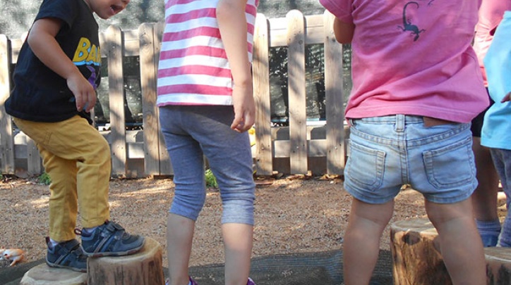 Infants al pati d'una escola bressol del Prat.