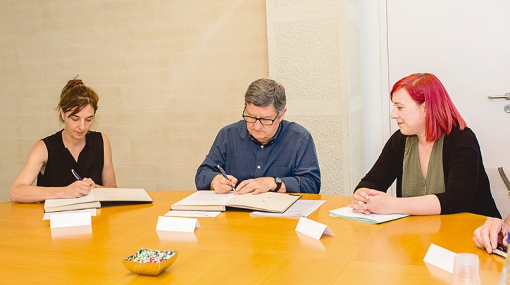 Mireia Barba i Lluís Tejedor signen el conveni, acompanyats per la tinenta d'alcalde de Promoció Econòmica, Comerç i Ocupació, Marta Mayordomo. Mireia Barba i Lluís Tejedor signen el conveni, acompanyats per la tinenta d'alcalde de Promoció Econòmica, Comerç i Ocupació, Marta Mayordomo.