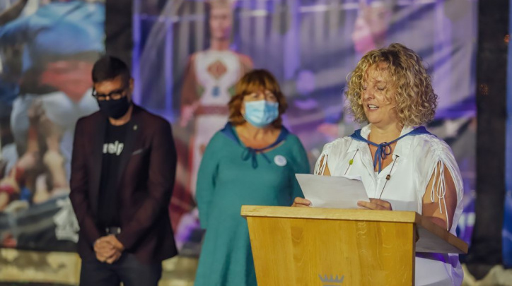 Carlota Dobaño Lázaro llegint el pregó de la Festa Major del 2021