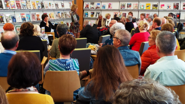 Lucía Gavilán en la presentació del seu llibre "Caminos de barro" centric_lectura_lucia_gavilan.png