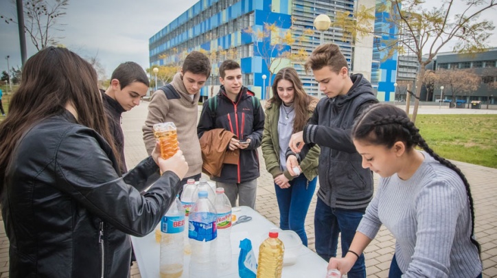 Alumnes del Prat durant un dels experiments al campus de Casteldefels.