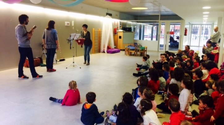 Una de les sessions de música en una escola bressol municipal.