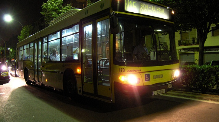 Un autobús nocturn N16 al seu pas pel Prat.