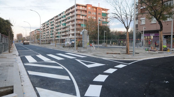 Av. Verge de Montserrat entre Sarajevo i Carretera de la Marina. Av. Verge de Montserrat entre Sarajevo i Carretera de la Marina.