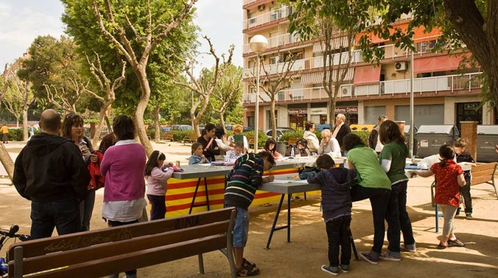 Una activitat veïnal als jardins de Joan Salvat Papasseit.