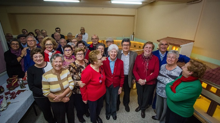 Gent gran que elabora el pessebre de la pl. de la Vila