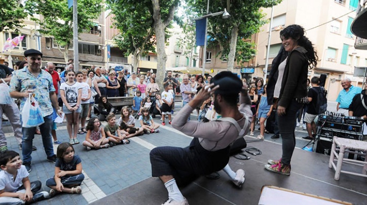 Una de les actuacions durant la Shopping Night, a la plaça de la Vila. Una de les actuacions durant la Shopping Night, a la plaça de la Vila.