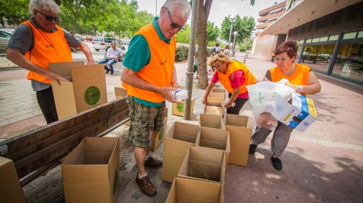 Persones voluntàries en una recollida d'aliments al Prat. Persones voluntàries en una recollida d'aliments al Prat.