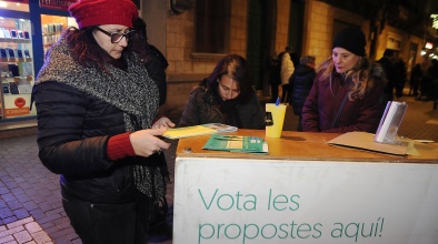 Dona dipositant el seu vot en el procés de pressupostos participatius