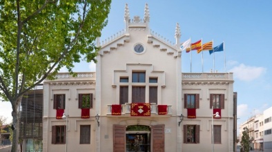 Façana de l'Ajuntament del Prat a la Plaça de la Vila