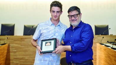 L'alcalde del Prat, Lluís Mijoler, amb el patinador Nil Llop 