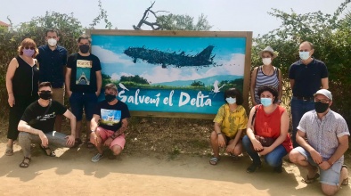Fotografia de grup dels i les artistes que han participat en l'acció, amb l'alcalde Lluís Mijoler i altres regidores i regidors, davant d'un dels deu plafons.