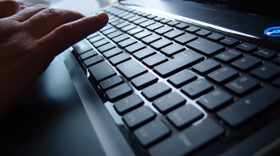 person using blacklaptop computer
