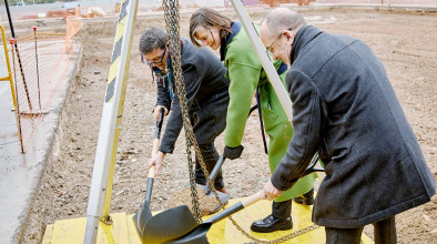 L'alcalde del Prat, Lluís Mijoler, l'arquitecta Judith Leclerc, i el conseller de Drets Socials, Carles Campuzano (d'esquerra a dreta) soterren la primera pedra de la residència municipal de gent gran.