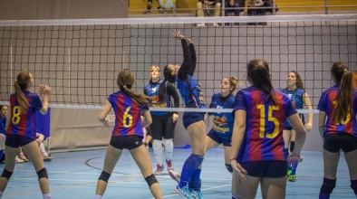 Jugadores de vòlei  practicant esport en edat escolar.