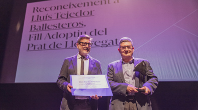 Lluís Tejedor Ballesteros rep el títol de fill adoptiu del Prat de la mà de l'alcalde Lluís Mijoler Martínez.