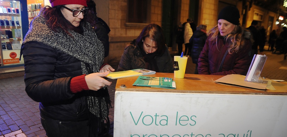 Dona dipositant el seu vot en el procés de pressupostos participatius