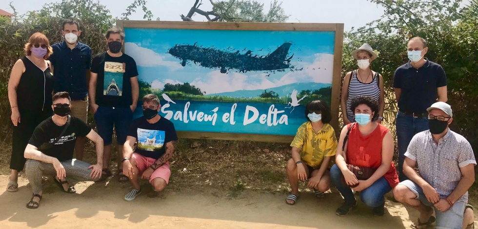 Fotografia de grup dels i les artistes que han participat en l'acció, amb l'alcalde Lluís Mijoler i altres regidores i regidors, davant d'un dels deu plafons.