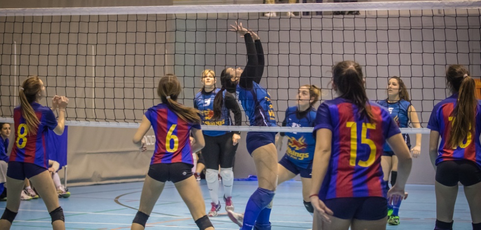 Jugadores de vòlei  practicant esport en edat escolar.