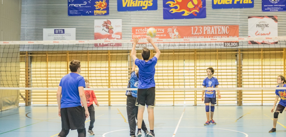 Entrenament de Vòlei en el marc del programa municipal Caràcter Esportiu al CEM Julio Méndez del Prat, març 2019