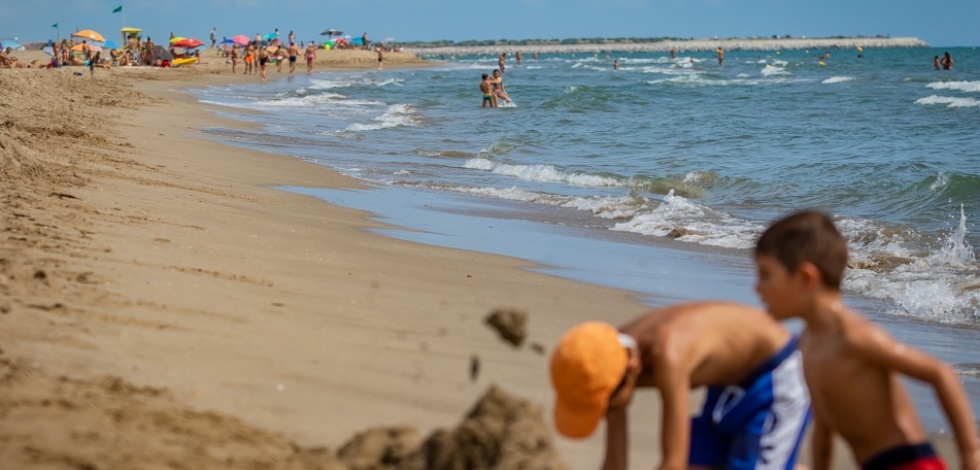 Nens jugant a la platja del Prat de Llobregat (2018)